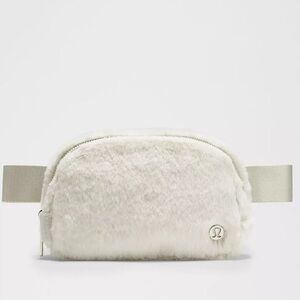 New Lululemon Everywhere Belt Bag Plush Fleece white
